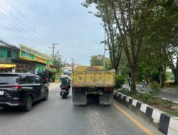 Perda Diabaikan, Truk Material Samarinda Masih Beroperasi Tanpa Penutup Bak