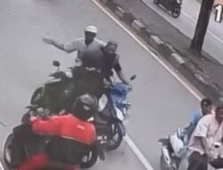 Viral! Rombongan Pengantar Jenazah di Samarinda Pukul Pengendara Motor dan Lawan Arus