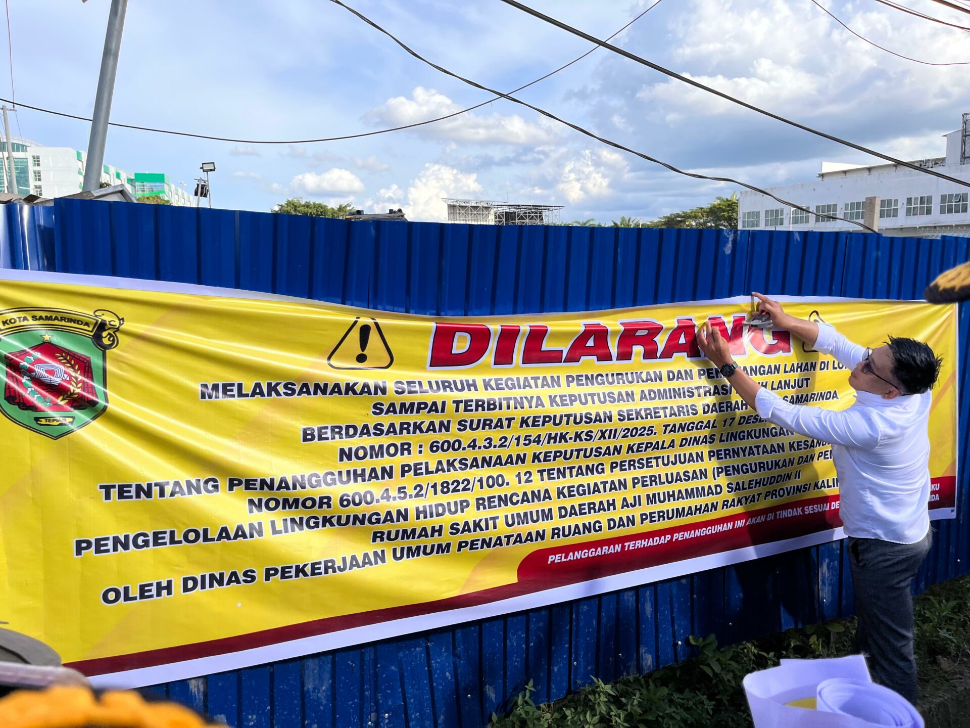 Aktivitas pengurukan lahan calon perluasan RSUD Aji Muhammad Salehuddin II atau RS Korpri di Jalan Wahid Hasyim I sebabkan banjir parah di Rapak Banuang Indah. (Foto: Ree/Kaltimetam.id)