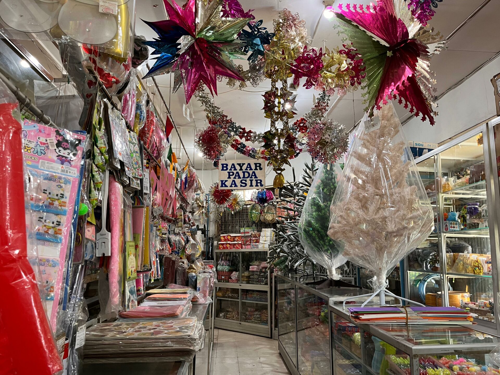 Beragam pernak-pernik Natal yang dijual di Toko Simpang Damai Baru, Samarinda, jelang perayaan Natal 2025. (Foto: Ree/Kaltimetam.id)