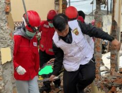 Dinding Beton Roboh di Juanda 7, Dua Pekerja Alami Luka Serius dan Dilarikan ke RSUD AW Sjahranie