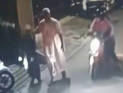 Pria di Samarinda Ditusuk OTK Saat Pulang dari Masjid, Aksi Terekam CCTV