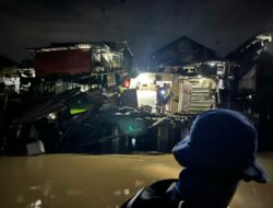 Dua Tongkang Kehilangan Kendali, Rumah Warga Terdampak Insiden di Sekitar Jembatan Mahulu
