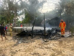 Diduga Akibat Arus Pendek, Rumah Warga di Jalan M Said Samarinda Hangus Dilalap Api