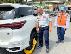 Parkir Sembarangan di Depan RSUD AW Sjahranie, Dishub Samarinda Kunci Ban dan Towing Kendaraan