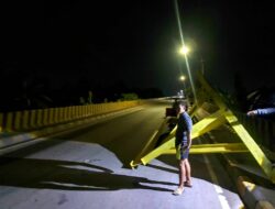 Portal Pembatas Mahulu Baru Dipasang Pagi Hari, Malamnya Langsung Ditabrak Truk dan Tergeletak di Jalan