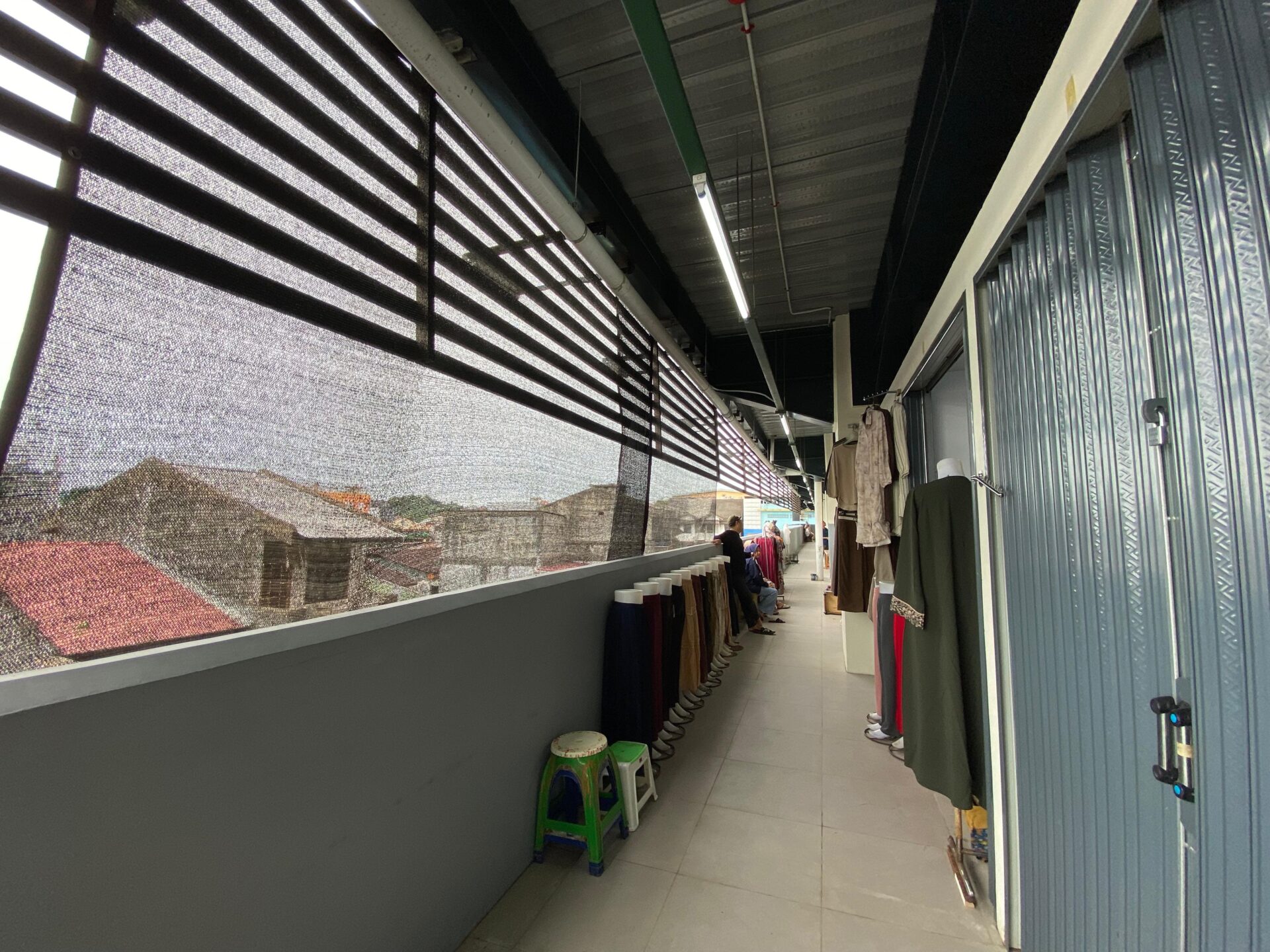 Kios pedagang Pasar Pagi di Lantai 3 yang terdampak saat hujan kini dipasang paranet untuk atasi tempias dan cuaca panas. (Foto: Ree/Kaltimetam.id)