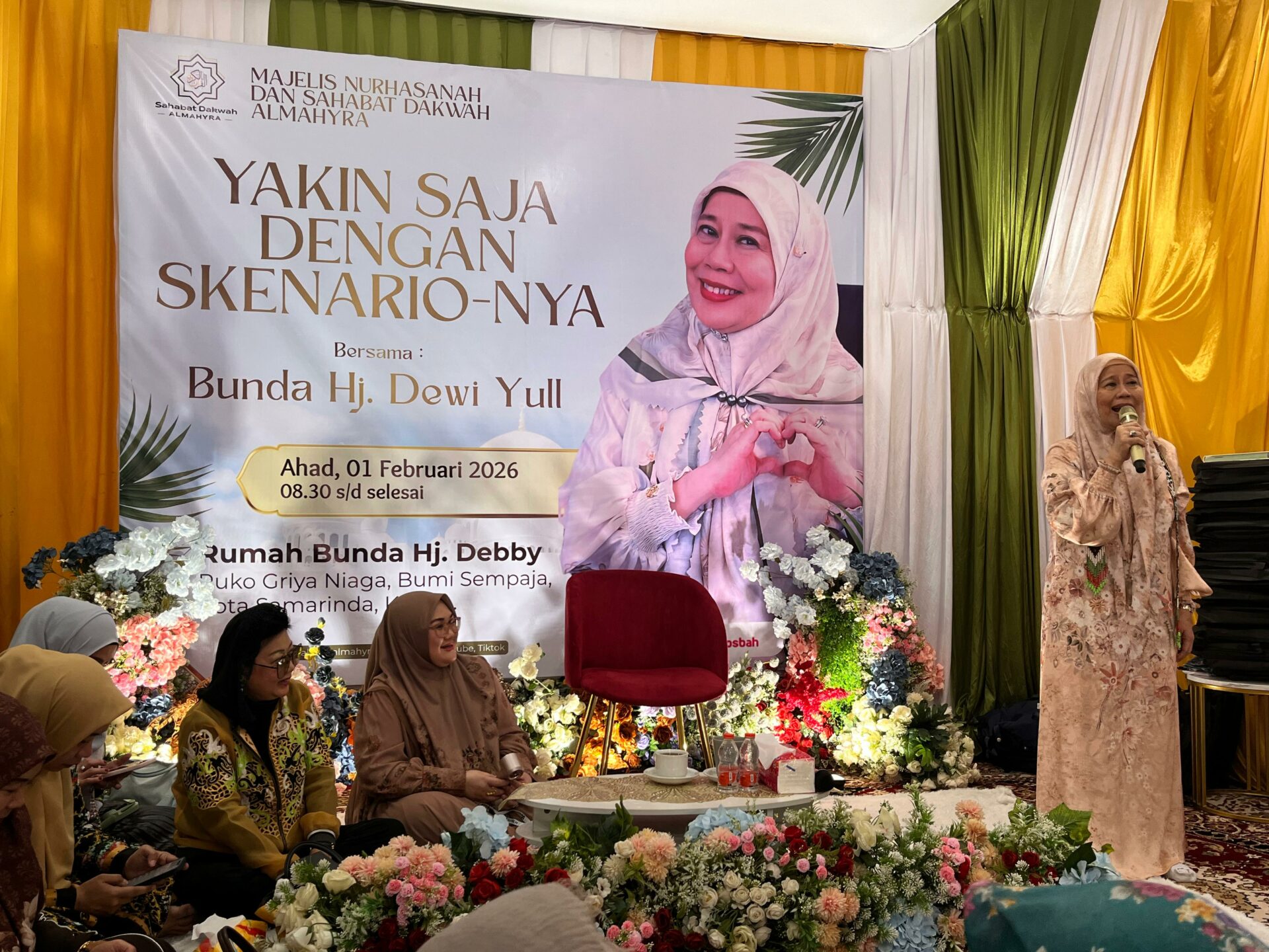 Hj. Bunda Dewi Yull saat memberikan tausiyah pada kajian Minggu pagi (1/2/2026) Majelis Nurhasanah. (Foto: Ree/Kaltimetam.id)