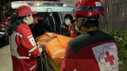 PMI Kota Samarinda proses evakuasi jenazah yang akan di bawa ke Rumah Sakit Abdoek Wahab Sjahranie Samarinda. (Foto: Siko/Kaltimetam.id)