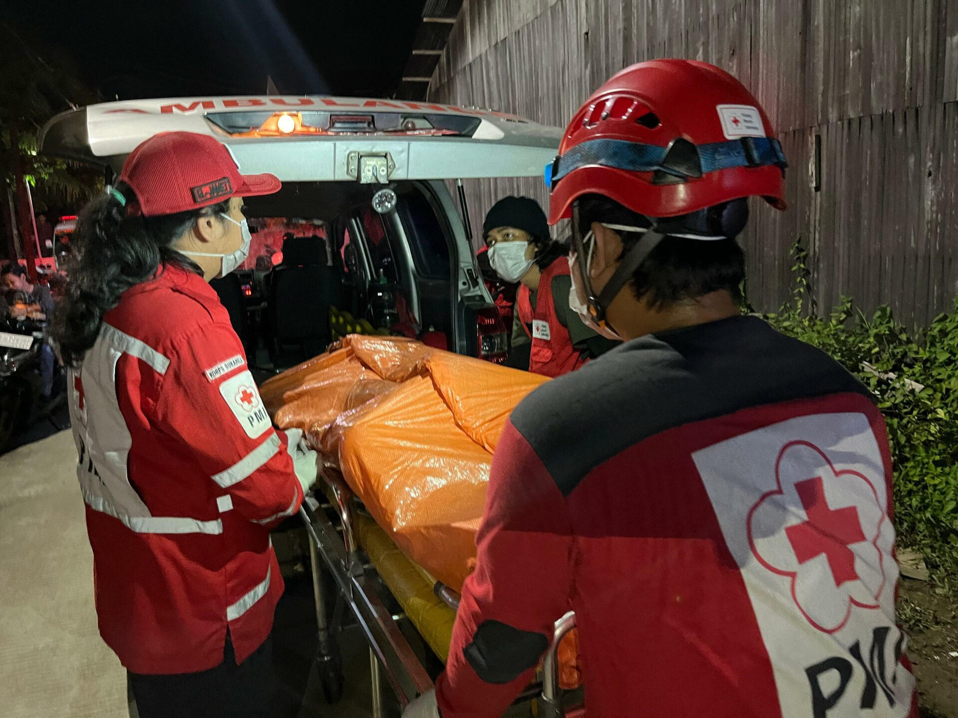 PMI Kota Samarinda proses evakuasi jenazah yang akan di bawa ke Rumah Sakit Abdoek Wahab Sjahranie Samarinda. (Foto: Siko/Kaltimetam.id)