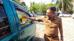 Peluncuran stiker pelanggar parkir sembarangan yang susah di lepaskan. (Foto: Siko/Kaltimetam.id)