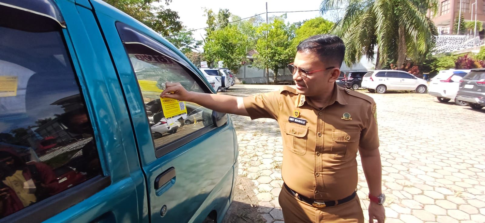 Peluncuran stiker pelanggar parkir sembarangan yang susah di lepaskan. (Foto: Siko/Kaltimetam.id)