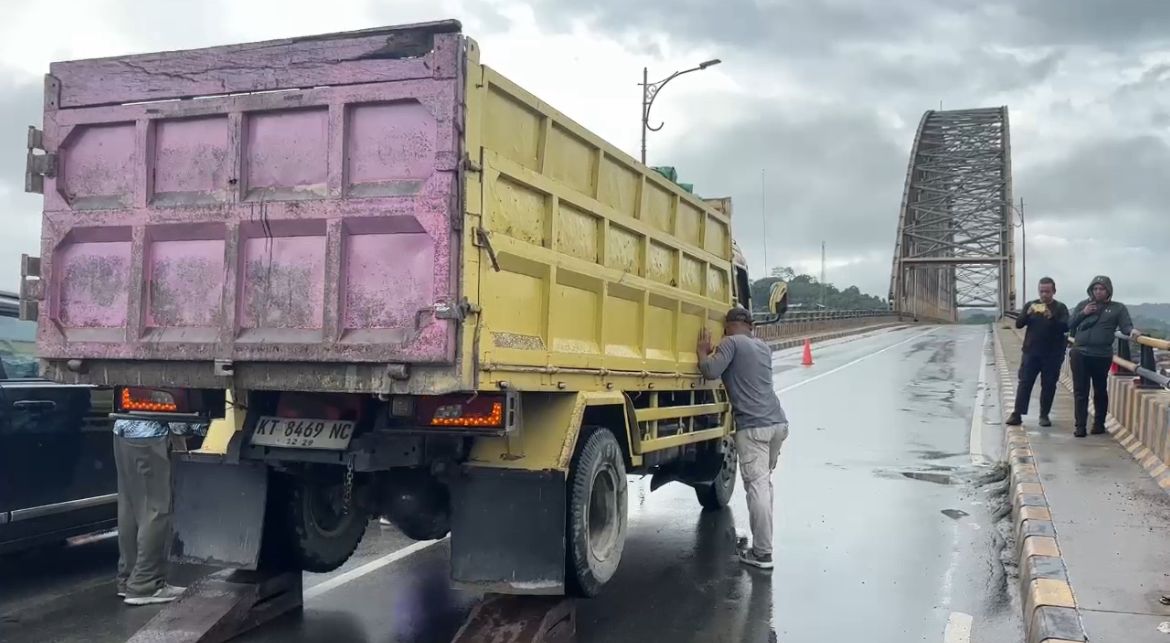 Uji Beban Jembatan Mahakam Ulu Samarinda menggunakan truk DT. (Foto: Siko/Kaltimetam.id)
