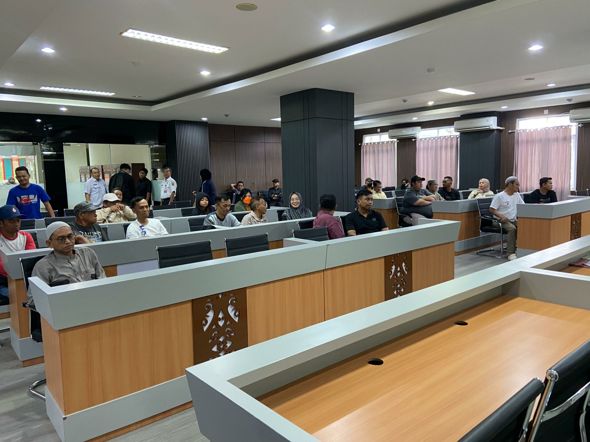 Suasana sosialisasi penataan ulang zonasi pedagang grosir Pasar Pagi Samarinda yang digelar Dinas Perdagangan Kota Samarinda, Rabu (4/2/2026), menyusul temuan penempatan grosir di lantai eceran akibat kesalahan sistem. (Foto: Ree/Kaltimetam.id)