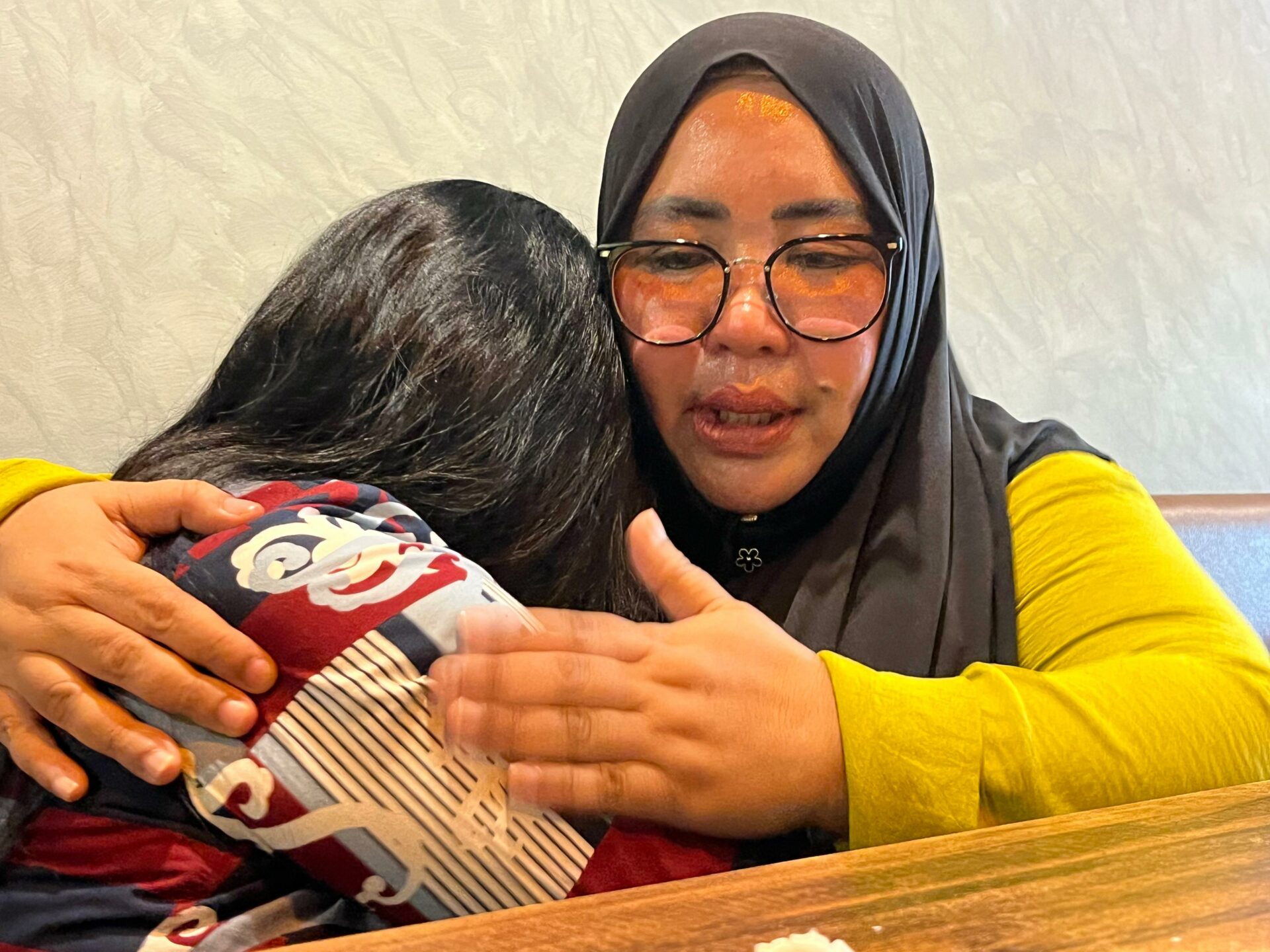 Ketua Tim Reaksi Cepat Perlindungan Perempuan dan Anak (TRC PPA) Kalimantan Timur mendampingi korban pembullyan di akun media sosial tiktok Sokiyaloh. (Foto: Siko/Kaltimetam.id)