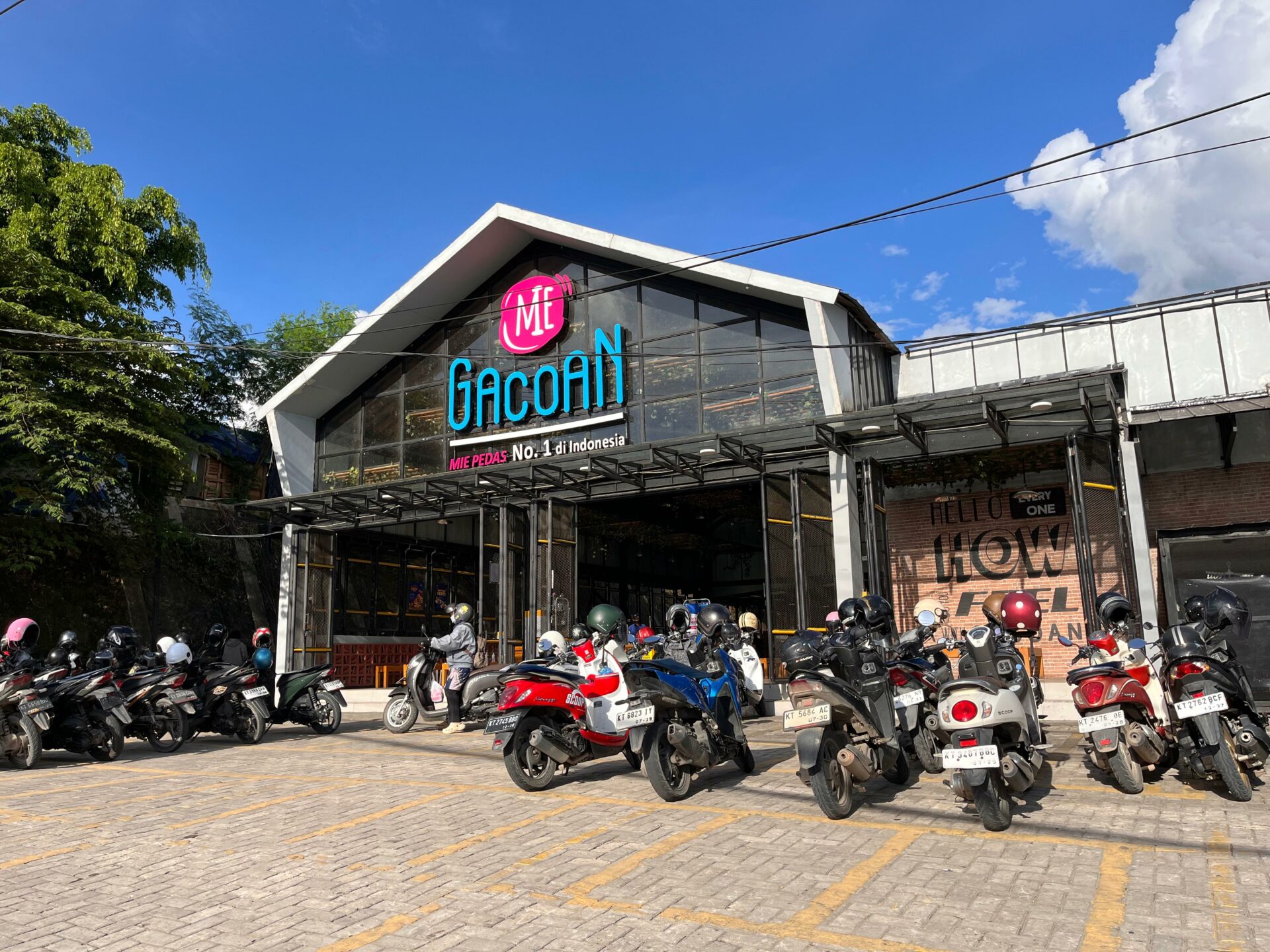 Parkir Resto Mie Gacoan Jalan M. Yamin, Samarinda. (Foto: Ree/Kaltimetam.id)