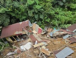 Tiga Rumah Rusak Akibat Longsor Loa Hui, BPBD Minta Warga Hindari Jalur Bawah Karena Tanah Masih Labil