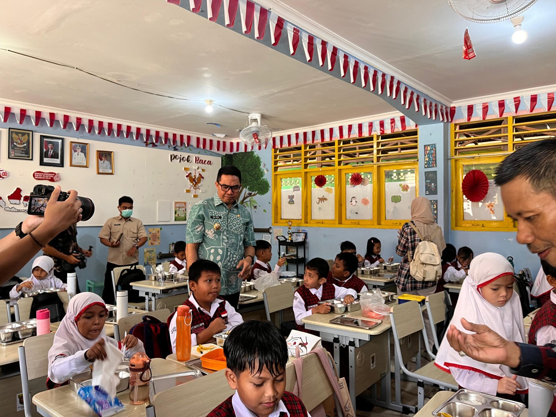 Wali Kota Samarinda, Andi Harun saat memantau penyaluran MBG di salah satu Sekolah Dasar (SD). (Foto: Ree/Kaltimetam.id)