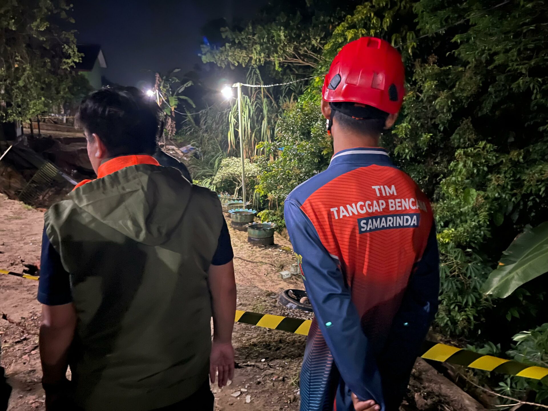 Bpbd kota samarinda tinjau longsor di Perumahan Atlet Pon Samarinda Seberang. (Foto: Siko/Kaltimetam.id)