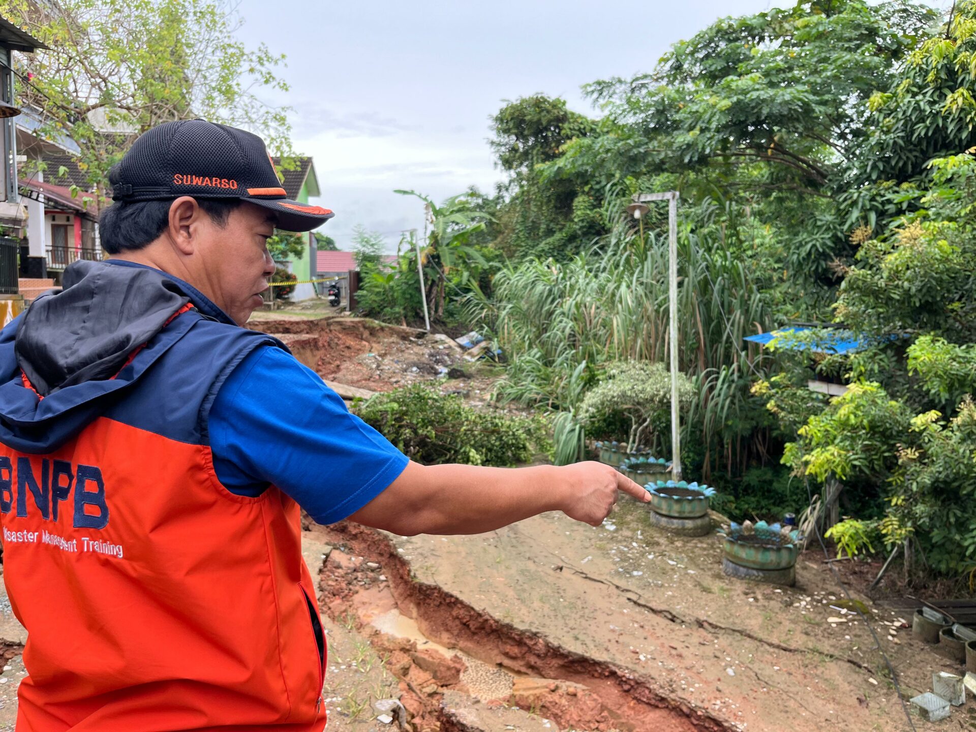 Kepala BPBD Kota Samarinda tinjau lokasi longsor di Perumahan Bumi Prestasi Kencana Blok Anggar 2 Samarinda Seberang. (Foto: Siko/Kaltimetam.id)