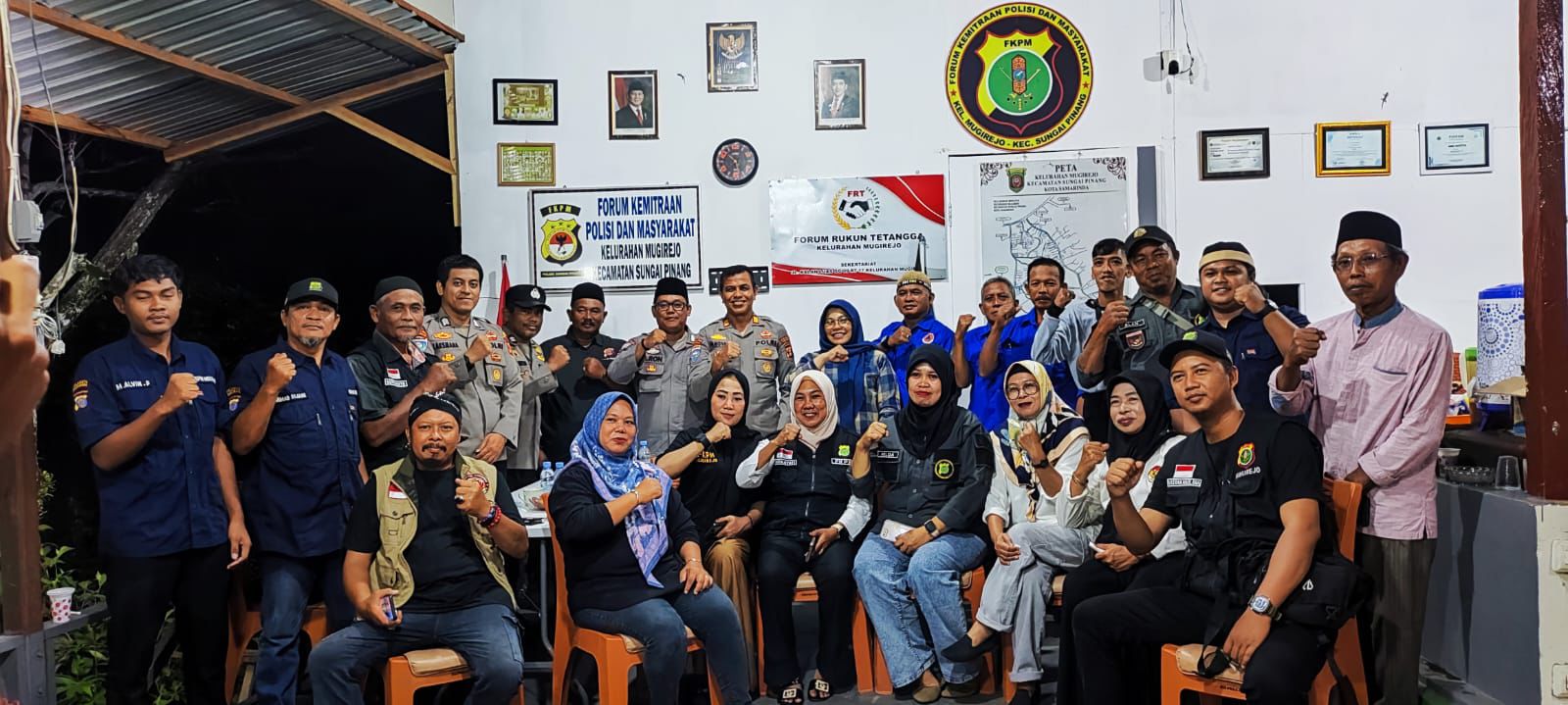 Kasat Binmas Polresta Samarinda, AKP Danovan gelar Kopmas (Kopi Masyarakat) di FKPM Kelurahan Mugirejo, Kecamatan Sungai Pinang, Kota Samarinda, pada Jumat malam (6/2/2026). (Foto: Siko/Kaltimetam.id)