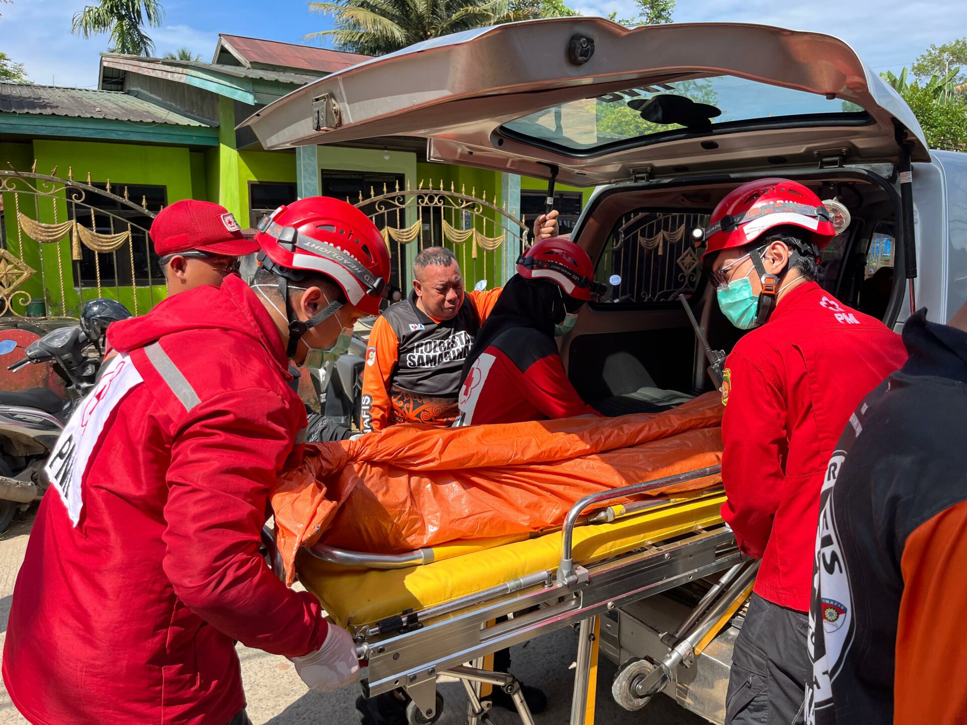 Korban di Evakuasi oleh PMI Kota Samarinda ke RSUD Abdoel Wahab Sjahranie Samarinda. (Foto: Siko/Kaltimetam.id)