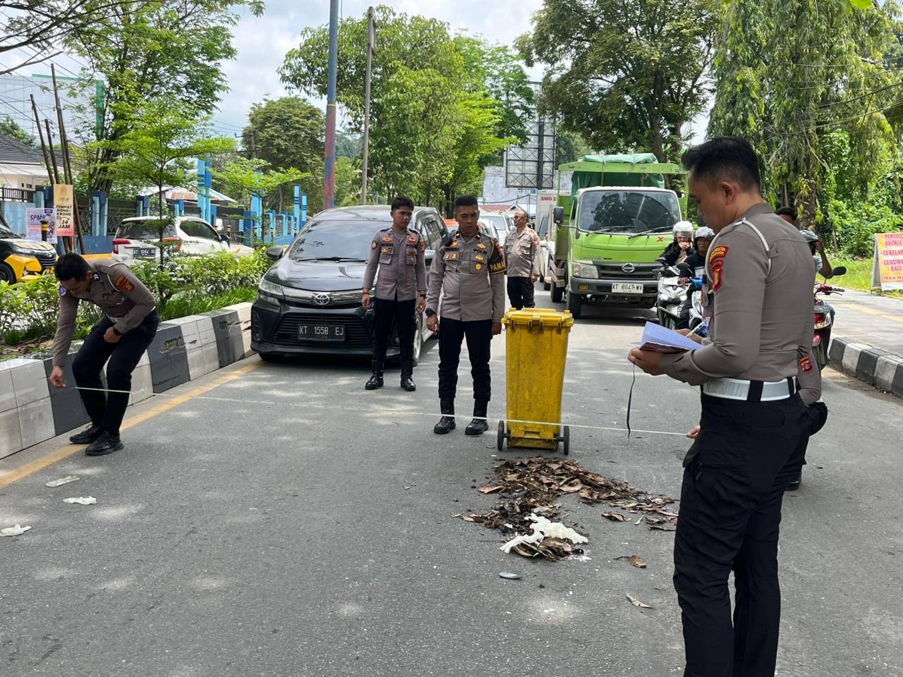 Kecelakaan lalu lintas maut terjadi di Jalan Ir. H. Juanda, Kelurahan Sidodadi, Kecamatan Samarinda Ulu, Kota Samarinda, Selasa (17/2/2026). (Foto: Siko/Kaltimetam.id)