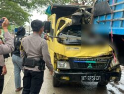 Dump Truk Tabrak Truk Fuso yang Parkir di Jalan Stadion Utama Palaran, Satu Orang Tewas
