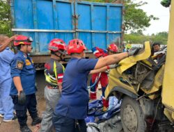 Dump Truk Tabrak Truk Fuso yang Parkir di Palaran Samarinda, Satu Orang Tewas dan Evakuasi Berlangsung Dramatis