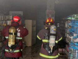 Toko Surya Phone Samarinda Terbakar Saat Ramai Pengunjung, Api Diduga Berasal dari Korsleting Listrik