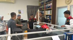 Tim penyidik Bidang Tindak Pidana Khusus Kejaksaan Tinggi Kalimantan Timur saat melakukan penggeledahan di Kantor Dinas Energi dan Sumber Daya Mineral (ESDM) Provinsi Kalimantan Timur, pada Senin (16/3/2026). (Foto: Istimewa)