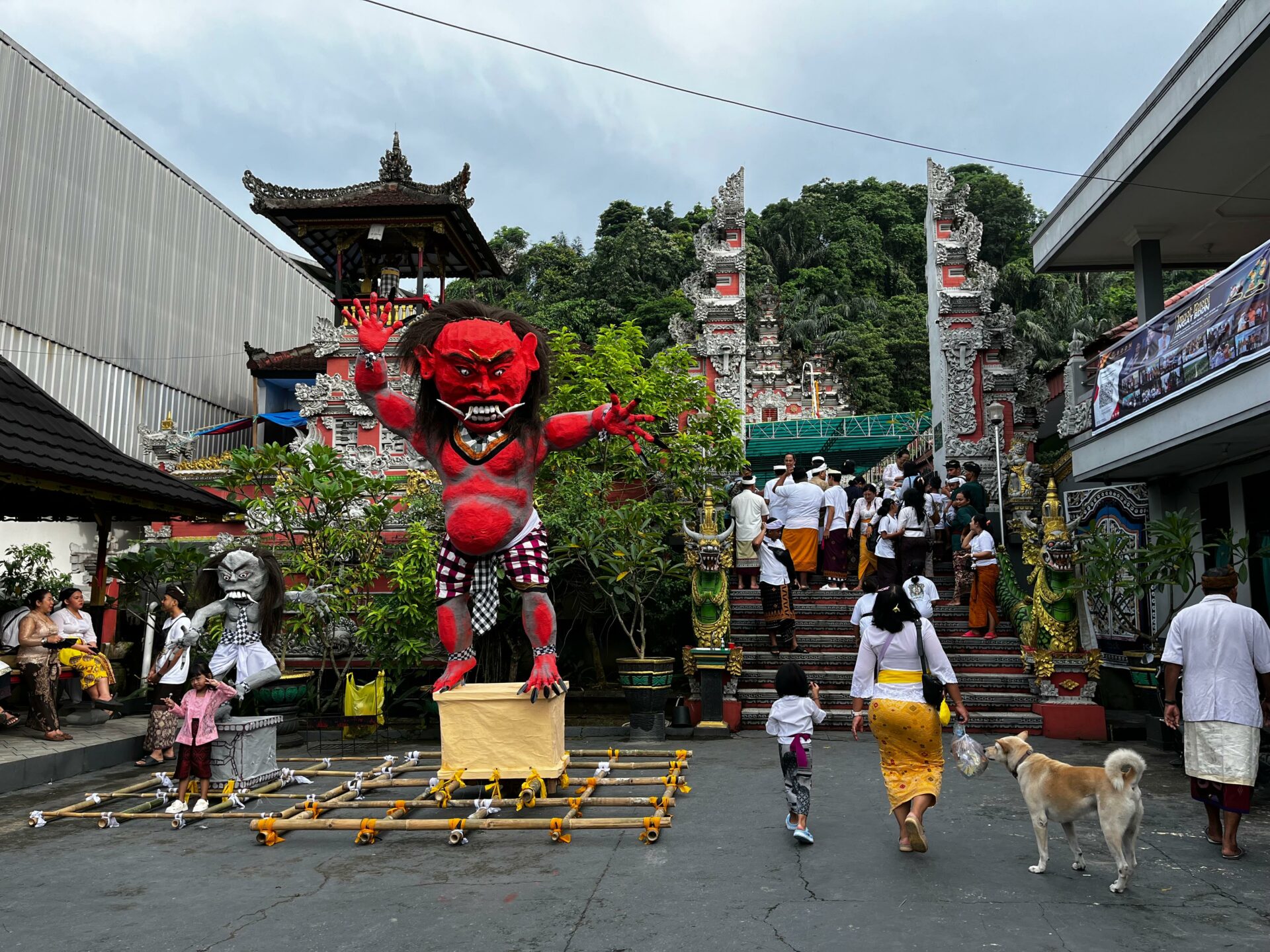 Umat Hindu berkumpul di Pura Jagat Hita Karana, Jalan Sentosa, Samarinda, saat rangkaian pengerupukan menjelang Hari Raya Nyepi. (Foto: Ree/Kaltimetam.id)