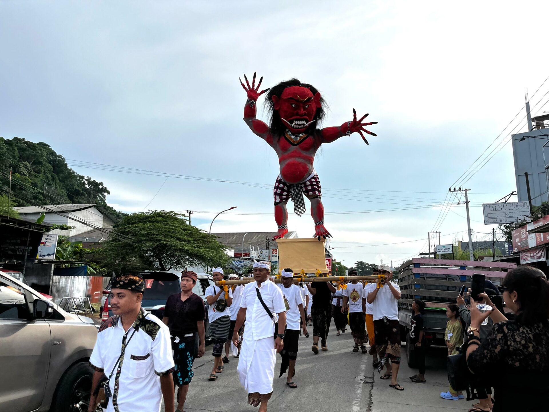 Pawai ogoh-ogoh di kawasan Pura Jagat Hita Karana, Jalan Sentosa, Samarinda, Rabu sore (18/3/2026) dalam rangkaian Hari Raya Nyepi. (Foto: Ree/Kaltimetam.id)
