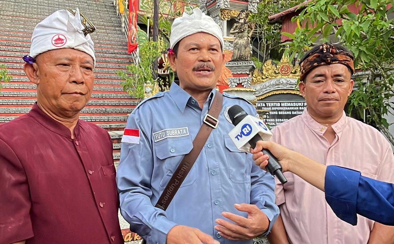 Ketua Perisada Dharma Hindu Indonesia (PHDI) Kota Samarinda, Putu Subrata (tengah). (Foto: Ree/Kaltimetam.id)
