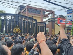 Ratusan Mahasiswa Geruduk Mako Polresta Samarinda, Tuntut Reformasi Polri dan Hentikan Represivitas