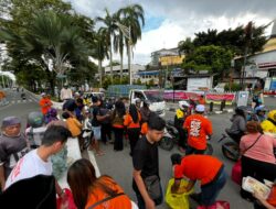 Jelang HUT ke-12, Borneo FC Gelar Jumat Berkah Ramadan, Pemain dan Suporter Turun ke Jalan Bagikan Takjil
