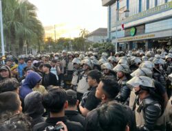 Gubernur Tak Temui Massa, Aksi di Kantor Gubernur Kaltim Berlangsung Hingga Sore, Kelompok Difabel Sampaikan Kritik Keras