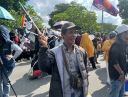 Warna Lain di Aksi Unjuk Rasa Samarinda, Pedagang Bendera One Peace Jual Simbol Perlawanan di Tengah Massa APM Kaltim