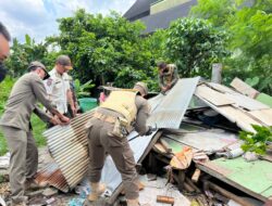 Empat Kali Diperingatkan, Bangunan Liar di Jalan Slamet Riyadi Akhirnya Dirobohkan Satpol PP Kaltim