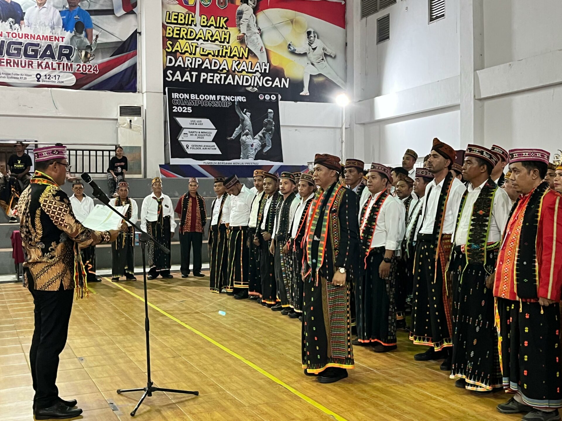 Prosesi pelantikan pengurus Ikatan Keluarga Manggarai Barat (IKAMBA) Provinsi Kalimantan Timur periode 2026–2031 di Gedung Anggar Samarinda, pada Kamis malam (14/5/2026). (Foto: Ree/Kaltimetam.id)