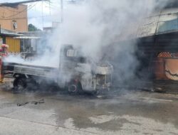 Diduga Korsleting Saat Cas HP, Mobil Pikap Terbakar di Samarinda dan Sambar Toko Buah