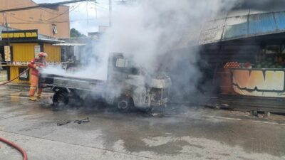 Diduga Korsleting Saat Cas HP, Mobil Pikap Terbakar di Samarinda dan Sambar Toko Buah
