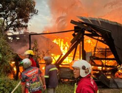 Kobaran Api Hanguskan Rumah Kosong di Sungai Kunjang Samarinda, Relawan dan Damkar Bergerak Cepat