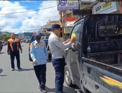 Puluhan Kendaraan Parkir Sembarangan di Samarinda Ditindak Dishub, Mulai Digembosi hingga Ditempeli Stiker Anti-Sobek