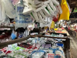 Harga Plastik Melonjak, Pedagang Pasar Segiri Terhimpit Omzet Menurun dan Beban Modal Naik