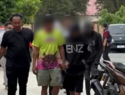 Dua Helm Raib dalam Sekejap, Rekaman CCTV Antar Empat Pemuda ke Mapolsek Sungai Kunjang