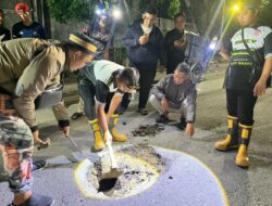 Tunggu Perbaikan Tak Kunjung Datang, Relawan Samarinda Ambil Inisiatif Tambal Jalan Berlubang yang Bahayakan Pengendara