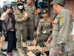 Satpol PP Samarinda Kembali Sita 59 Botol Miras Ilegal di Dua Lokasi, Pemilik Diminta Kooperatif Ikuti Sidang Tipiring