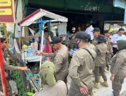 Satpol PP Samarinda Tertibkan 12 Bangunan Liar di Samarinda Seberang, Lapak PKL hingga Bangunan Bekas Pangkalan Ojek Dibongkar