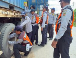 Dikeluhkan Warga Berulang Kali, Truk Kontainer yang Parkir di Bahu Jalan Kawasan Pergudangan Ditertibkan Dishub Samarinda